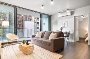 Rooftop Pool 2BR Apt at Marvel Stadium with Free Parking
